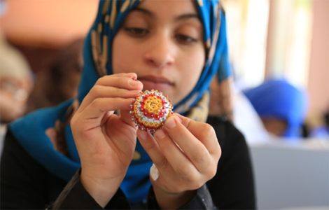 Chica de Gaza haciendo trabajos manuales