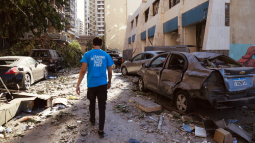Trabajador limpiando las calles de Beirut