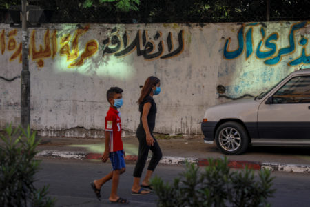 Niños caminando por las calles de Gaza
