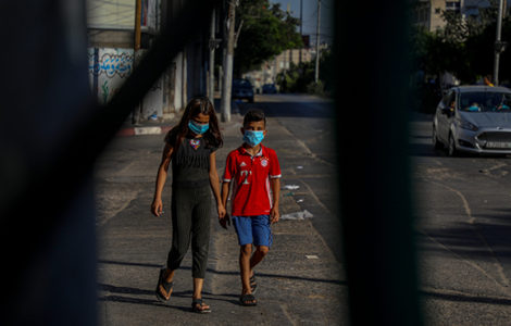 niños caminando por las calles de Gaza