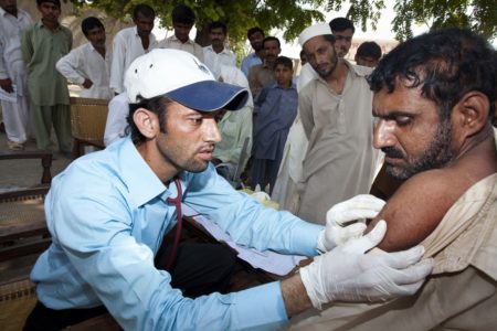 Trabajador de Islamic Relief Pakistán atendiendo a un paciente