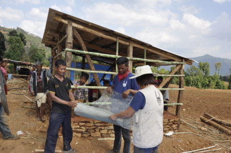 Trabajadores de Islamic Relief reconstruyendo zonas destruidas