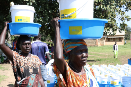 Mujeres en sudán del sur llevando agua y artículos de higiene