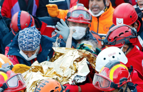 Trabajadores rescatando a las personas afectadas en Turquía