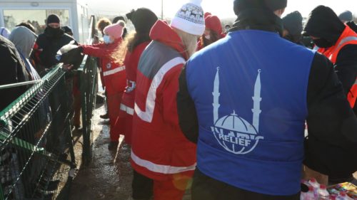 Ofreciendo ayuda humanitaria en los campos de refugiados en Bosnia