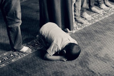 Niño rezando en la mezquita