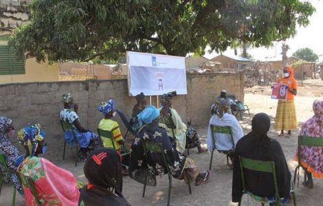 Una sesión comunitaria de Islamic Relief para concienciar sobre la violencia de género en Mali.