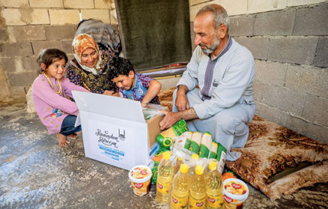 Familia Siria recibiendo el paquete de alimentos de Ramadán