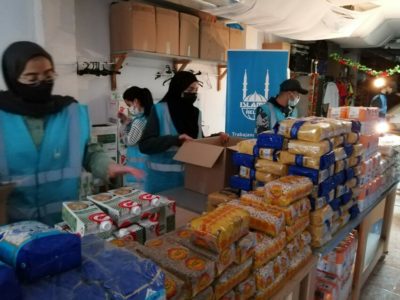 Voluntarios de Islamic Relief España preparando paquetes de alimentos